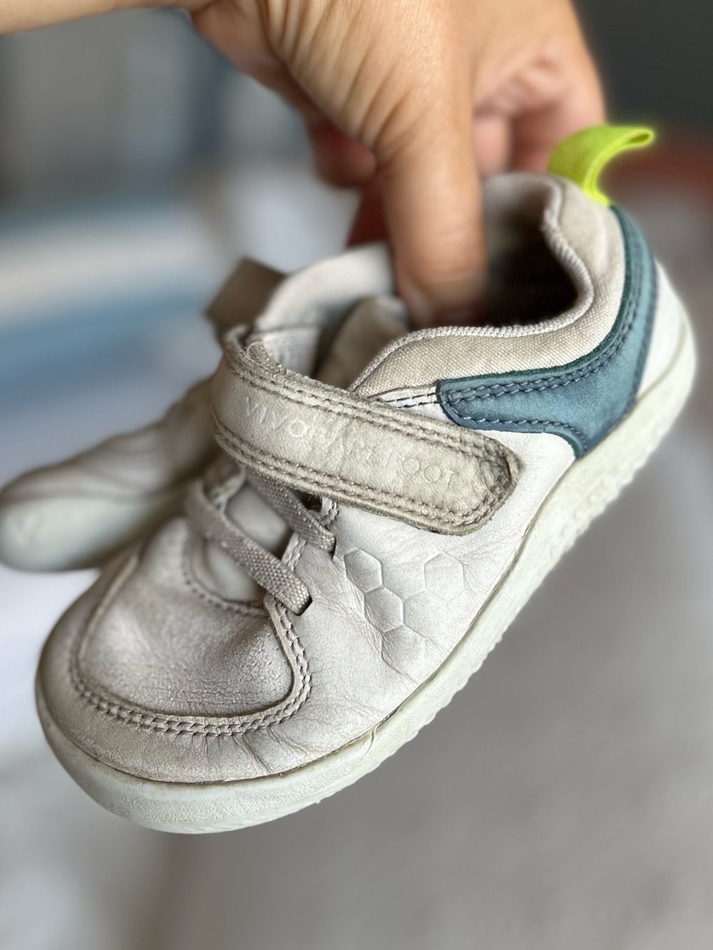 GUC Vivo Barefoot Kids White / Teal Leather Sneaker with Lime Pull Tab - Size 25
